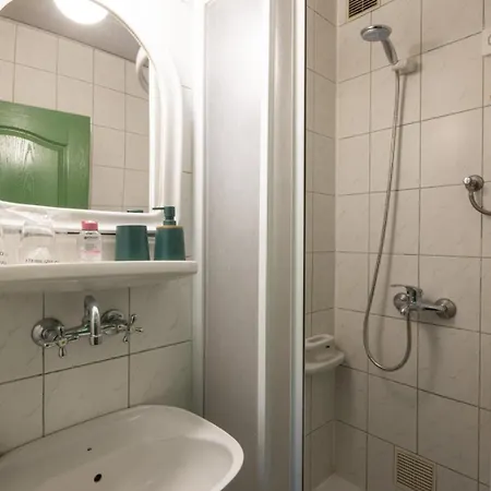 Garni Bella بيتروفارادين